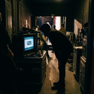 R-1予選で機材トラブルに見舞われた芸人のシルエット